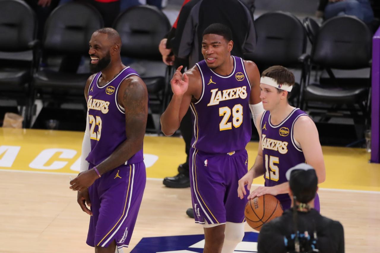 湖人五连胜对手分别是：步行者尼克斯森林狼公牛掘金